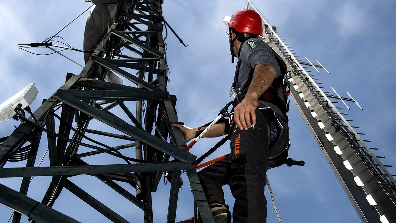 Operatore con DPI anticaduta durante un intervento in quota
